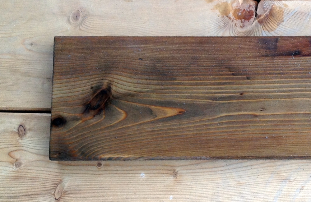 Converter auf heimischer Laerche: Holz vergraut antik