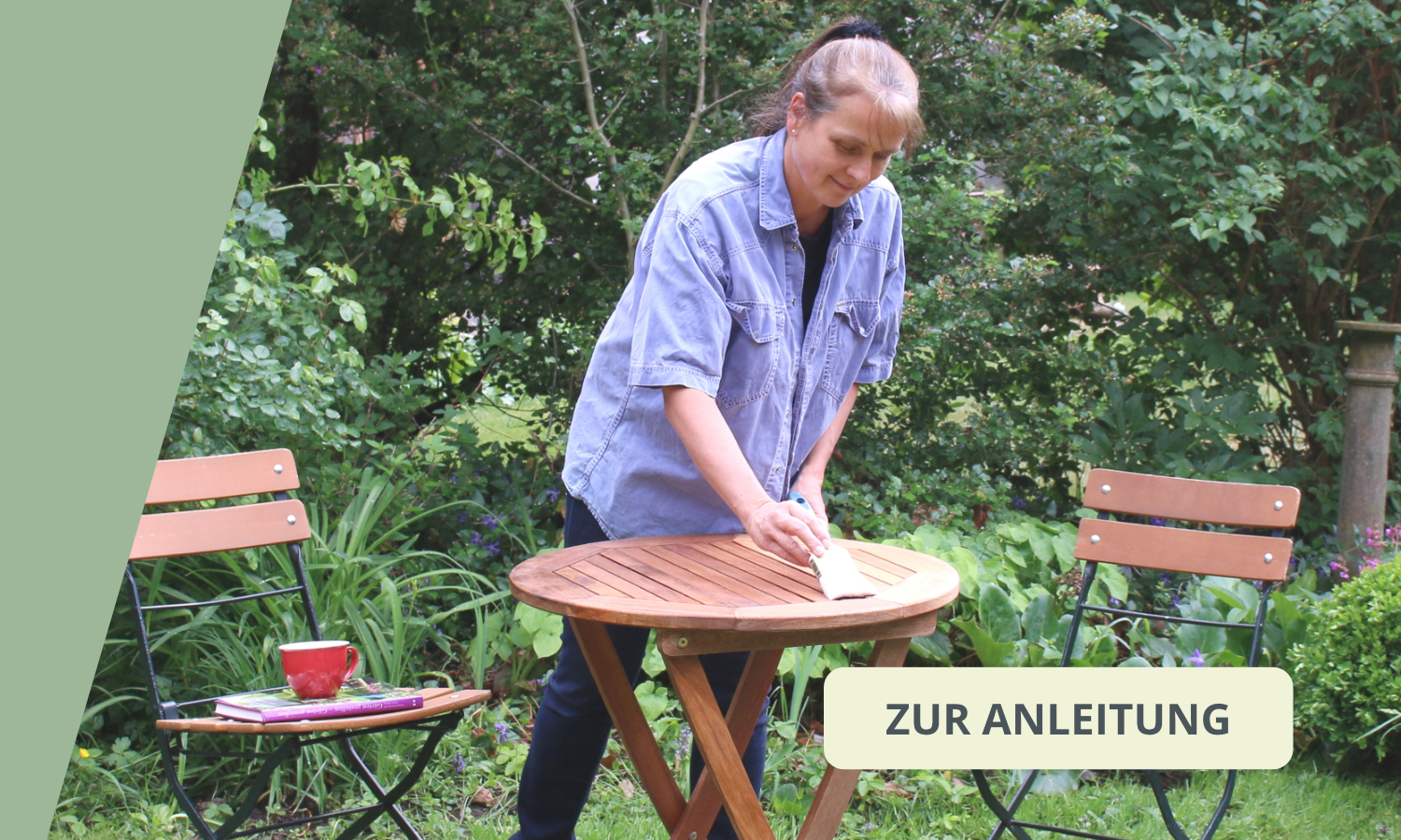 Bild einer Frau die im Garten einen Holztisch mit einem Pinsel streicht.