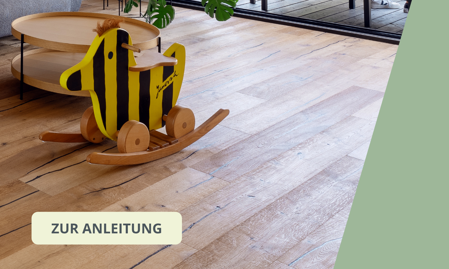 Bild eines Tigerentenschaukelpferds das auf einem Holzfußboden steht